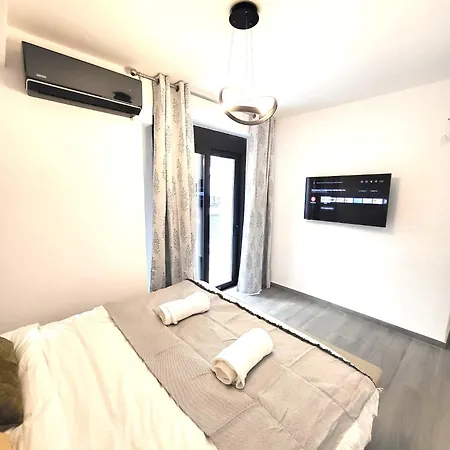 Fabilicious - 2 Apartments- Romantic Jacuzzi & Spacious Family Comfort * Athens