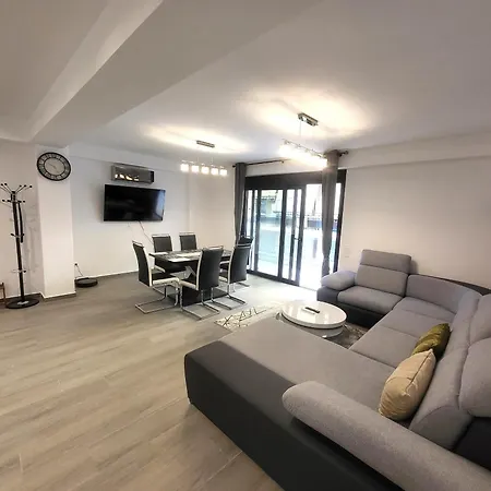 Fabilicious - 2 Apartments- Romantic Jacuzzi & Spacious Family Comfort