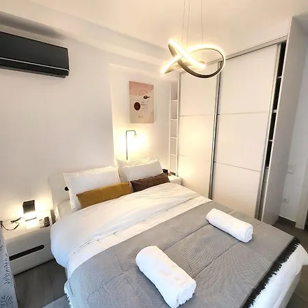 Fabilicious - 2 Apartments- Romantic Jacuzzi & Spacious Family Comfort Apartment Athens