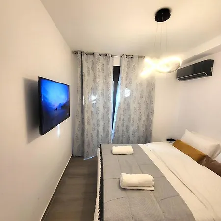 Fabilicious - 2 Apartments- Romantic Jacuzzi & Spacious Family Comfort Apartment