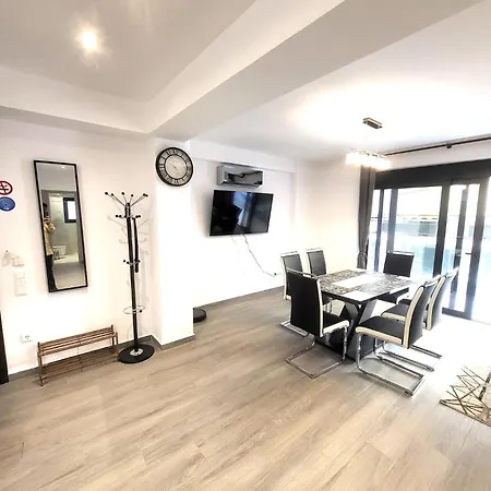 Fabilicious - 2 Apartments- Romantic Jacuzzi & Spacious Family Comfort *