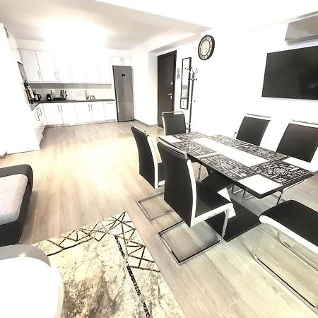 Fabilicious - 2 Apartments- Romantic Jacuzzi & Spacious Family Comfort Apartment *