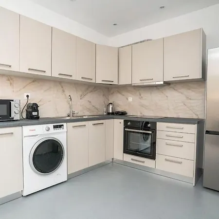 Apartment Spacious 2bd/1.5ba Downtown One-step From Victoria