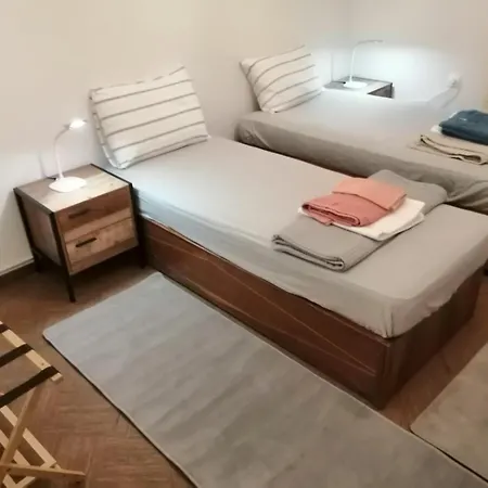 ανακαινισμένο 8 λεπτά από το μετρό. Apartment