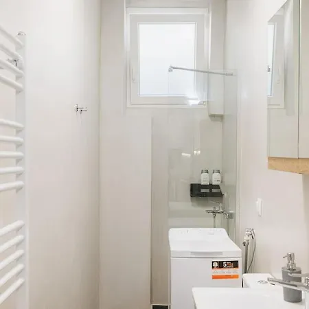 Urban Retreat In A Lively Area Apartment *