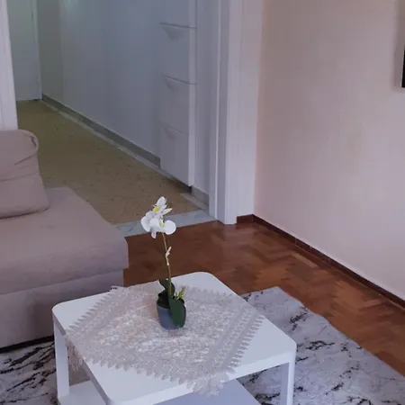 Comfortable 3rd Floor Near Metro Apartment