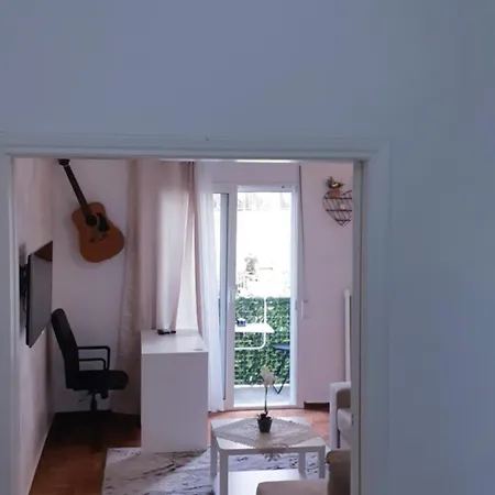Comfortable 3rd Floor Near Metro Apartment *
