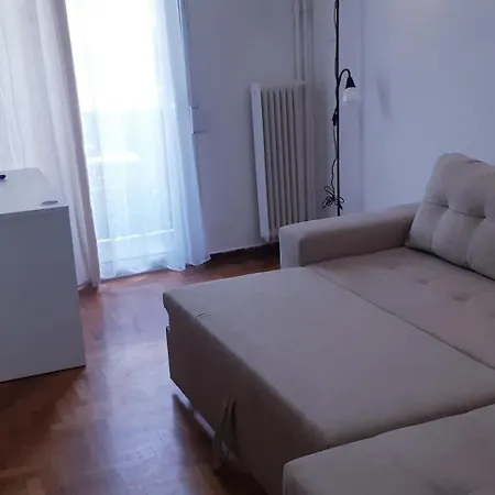 Comfortable 3rd Floor Near Metro Apartment