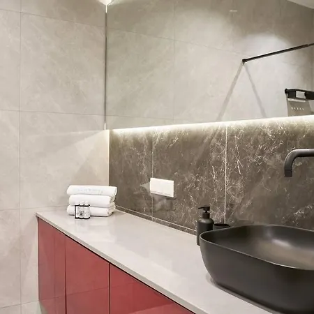 Little Gem: Modern Urban Retreat *