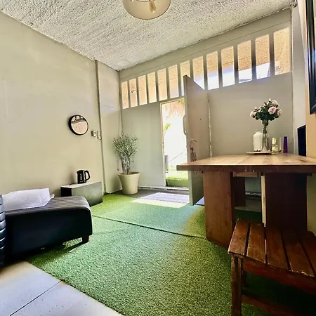 A Bright Art House With Parking Near Oaka For A Short Holiday home *