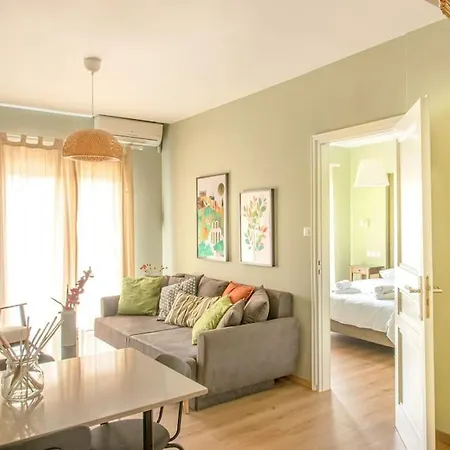 Acropolis Near Renovated Classic With Balcony View *