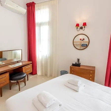 Circus Hostal *