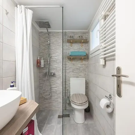 Ampelokipoi Metro Station Apartment