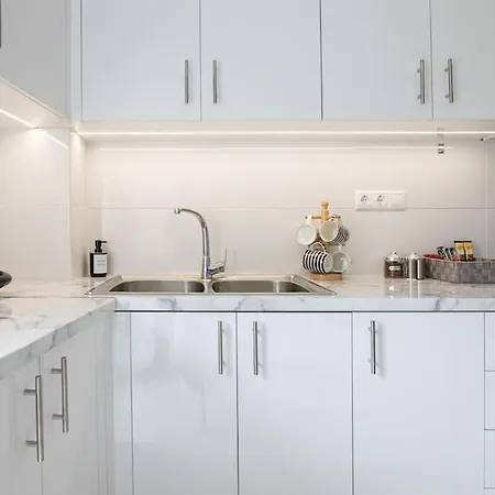 Brand New 2bedroom In Kato Patissia Station!
