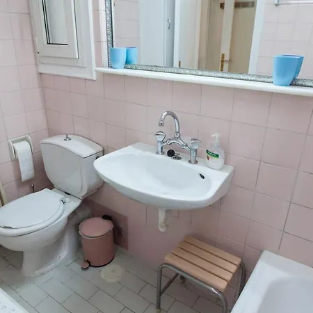 Gorgeous Near Historic Acropolis Apartment