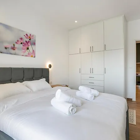 Minimal Nook Near Centre