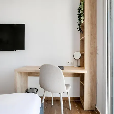 Minimal Nook Near Centre *
