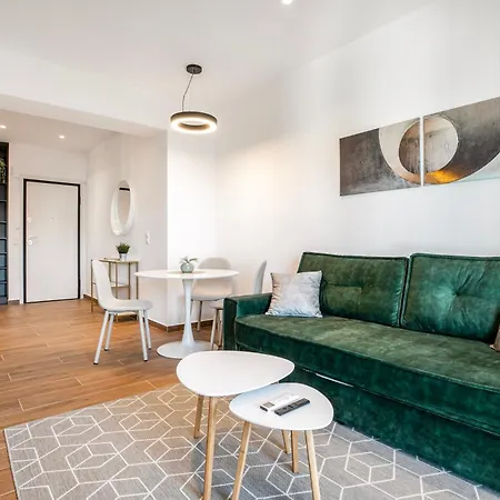 Minimal Nook Near Centre *