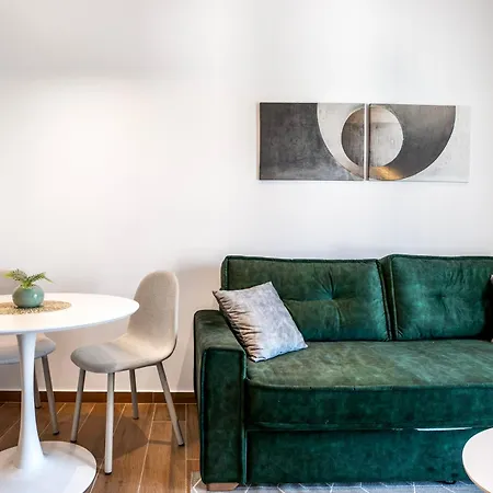 Minimal Nook Near Centre Apartment