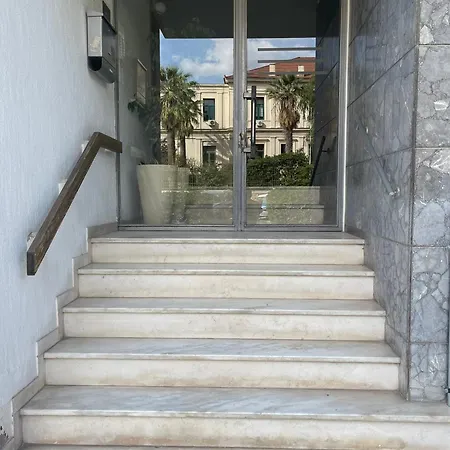 Stylish With Garden, Hilton Area. Near Metro Appartement *