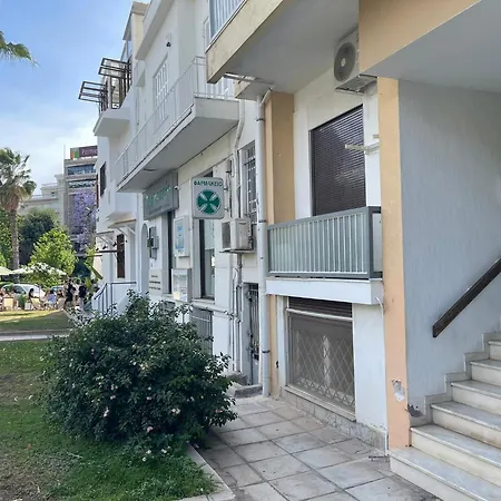 Stylish With Garden, Hilton Area. Near Metro Apartment