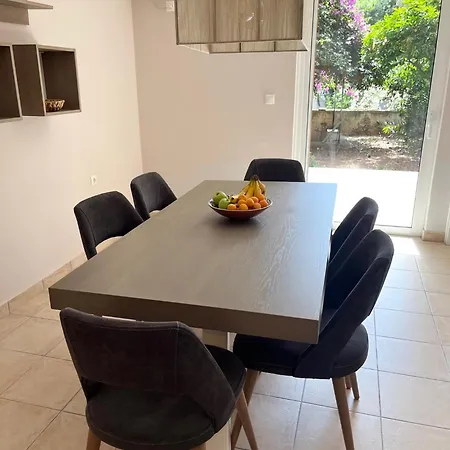 Vouliagmeni 2bed Garden Flat Apartment *