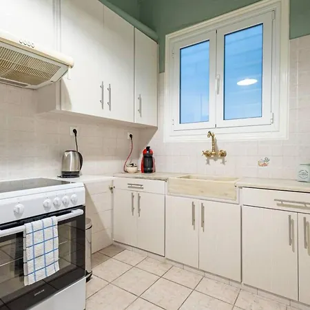 Acropolis Stylish 2br - Center Of