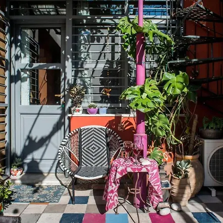 Living Like In A In The Center Of * Athens