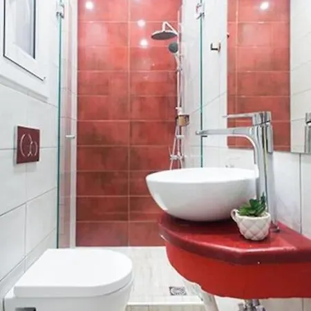 A Comfortable Small Nearby Acropolis 202 *