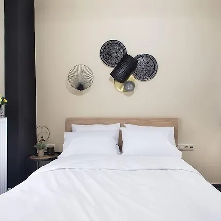 A Comfortable Small Nearby Acropolis 3 *