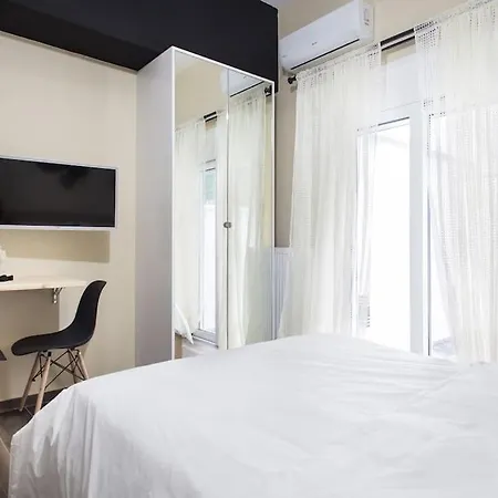 A Comfortable Small Nearby Acropolis 3