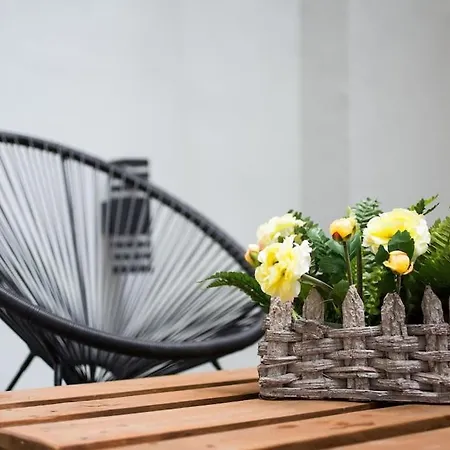 A Comfortable Small Nearby Acropolis 3 *