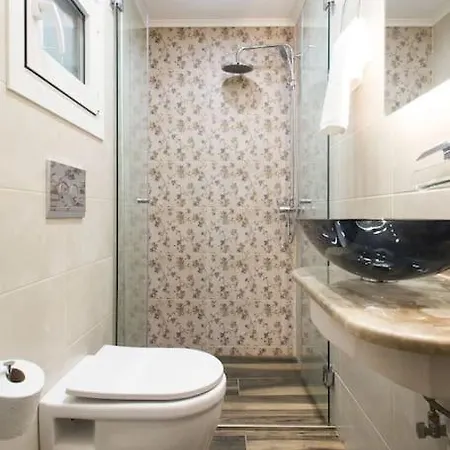 A Comfortable Small Nearby Acropolis 2 *