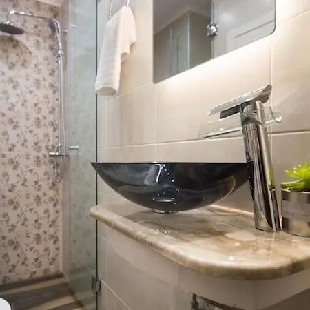 A Comfortable Small Nearby Acropolis 2 *