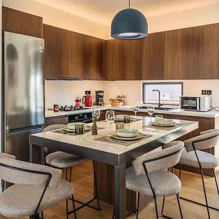 Stylish Contemporary Penthouse - Hip Centre