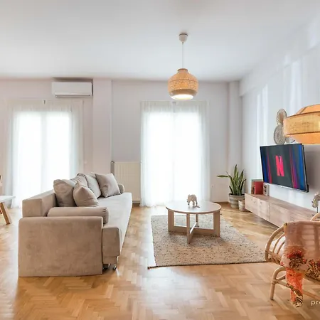 Free-spirit Large Boho With Free-parking Apartment