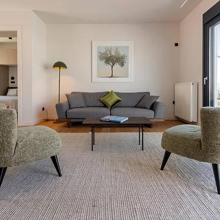 Stylish Contemporary Penthouse - Hip Centre *