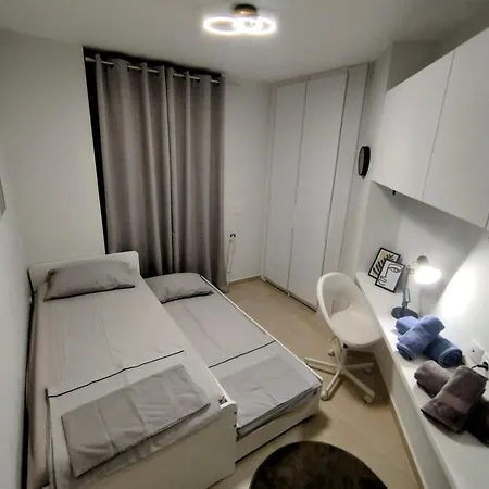 Floral 1 - Ground Floor With Courtyard And Private Parking! Apartment *