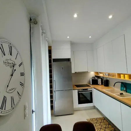 Floral 1 - Ground Floor With Courtyard And Private Parking!