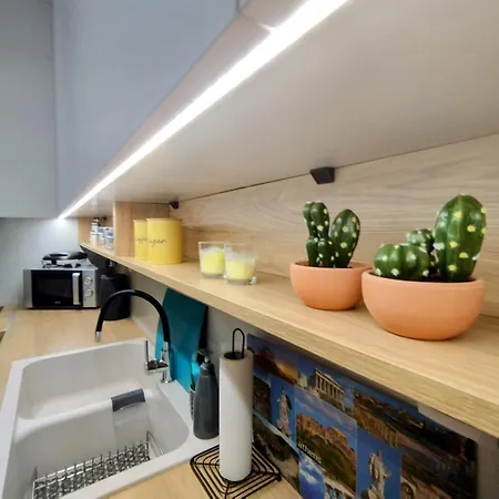 Floral 1 - Ground Floor With Courtyard And Private Parking! Athens