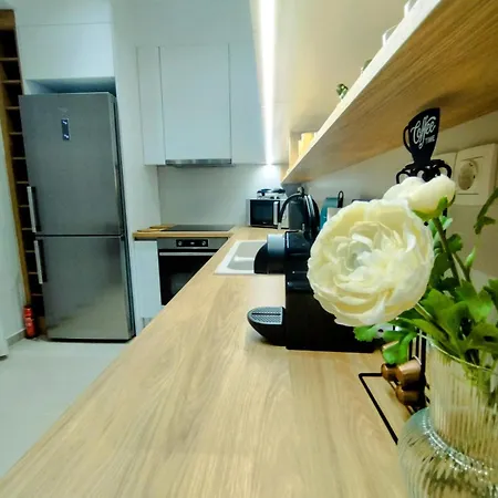 Floral 1 - Ground Floor With Courtyard And Private Parking!