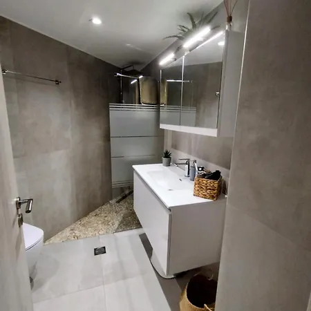 Floral 1 - Ground Floor With Courtyard And Private Parking!