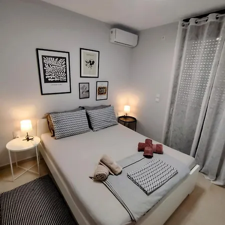 Floral 1 - Ground Floor With Courtyard And Private Parking! Apartment