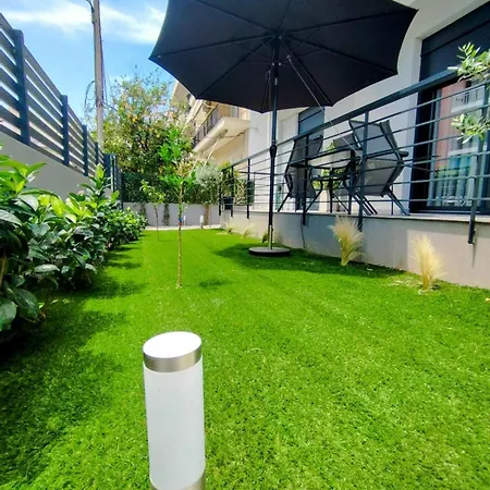 Floral 1 - Ground Floor With Courtyard And Private Parking!