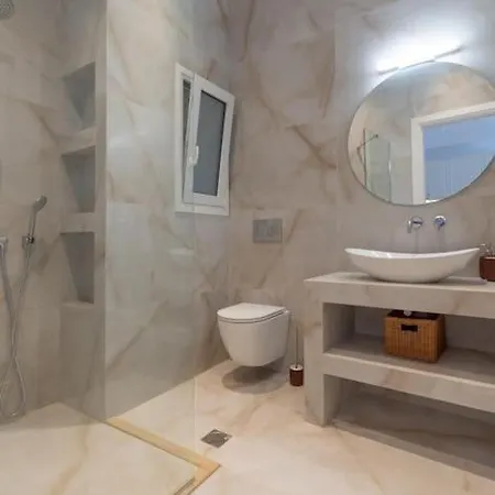 With Terrace In A Romantic Alley, Plaka Apartment *