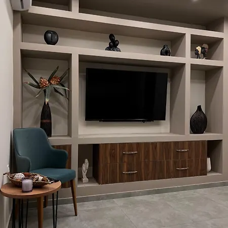 Luxurious 10' From Center Apartment *