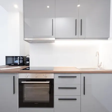 Modern 2-bedroom Gem Close To Metro