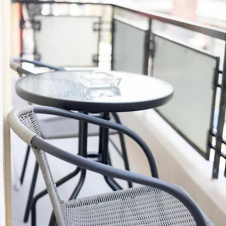 Modern 2-bedroom Gem Close To Metro