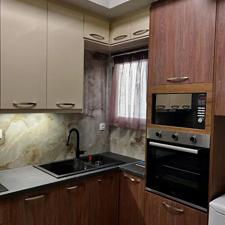 Luxurious 10' From Center Apartment