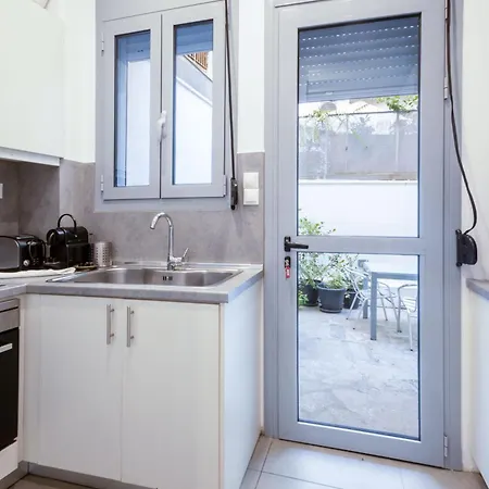 Renovated 5 Bdr House Near Acropolis - New Beds, Terrace & Yard * Atene